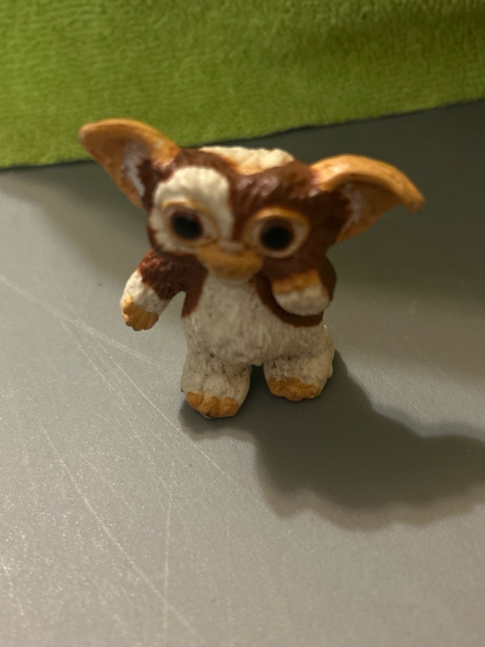 Warner Bros. Gizmo Brown and White Mini Figure